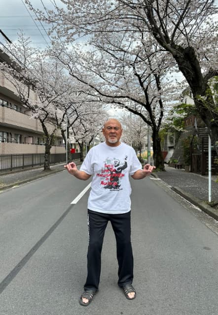 元プロレスラーの武藤敬司、術後の回復に「自分の足で立って撮影できて幸せ」と桜を背景に元気な姿を披露