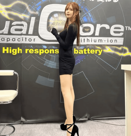 「下からはせめぐ上から…」高身長の美女レースアンバサダー、黒ニットミニのバリエーション・ショットにファン惚れ惚れ「どのアングルも素敵」