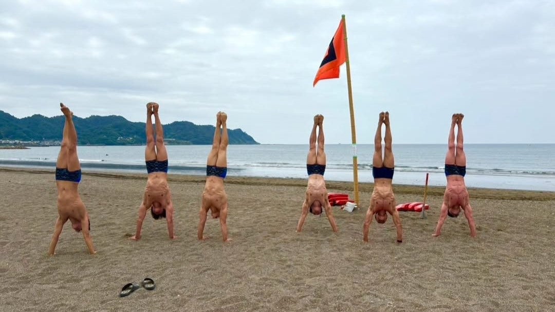 オリンピック金メダリスト・白井健三、“海浜実習”で学生と大はしゃぎ!?元五輪王者が全身で体現した「挑戦」の夏