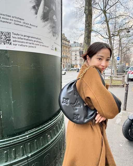 山﨑賢人と熱愛報道の広瀬すずがパリの街に溶け込む「すずちゃんめっちゃおしゃれ」