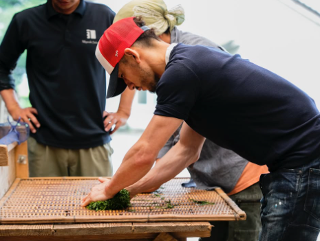 中田英寿、宮崎県五ヶ瀬町の「宮崎茶房」で芳醇な釜炒り茶を体験