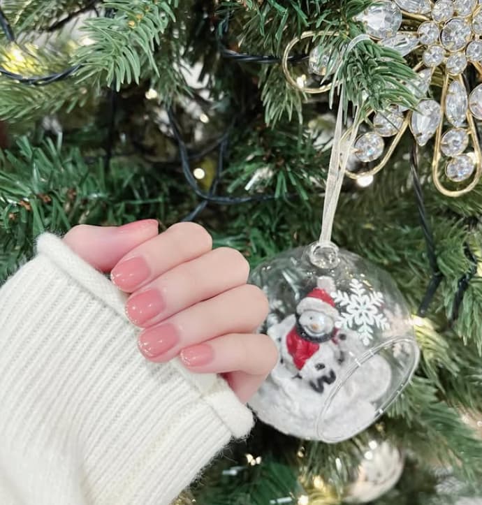 皆藤愛子、クリスマスツリー前でのショットに指まで可愛いと話題に！