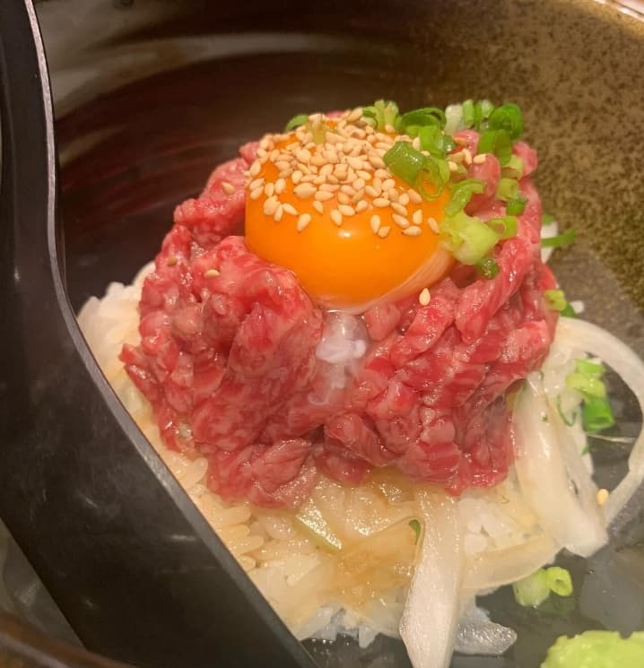 有名芸人〇〇が夫婦で焼肉デート！息子たちが寝て…40分の美味しいひと時