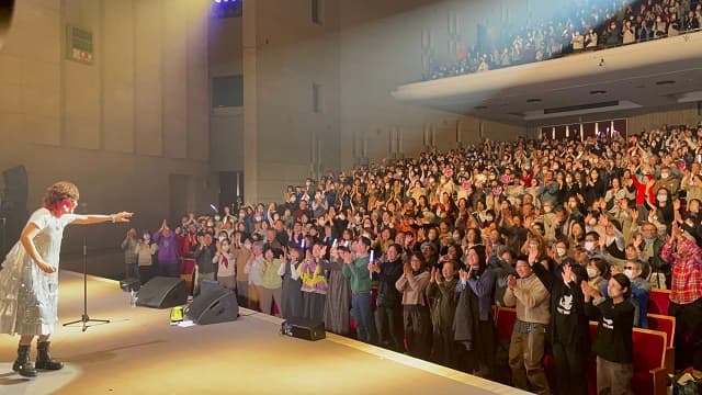 ものまねタレント 清水ミチコが立川でライブ開催！観客の盛り上がりに感謝