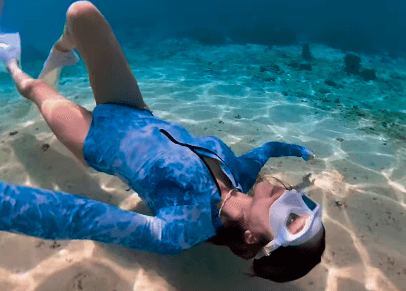 「魅惑のマーメイド降臨」海のスポーツ美女子、幻想的な”海底・スキンダイビングムービー”を披露！「自然に保管しました」