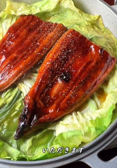 キャベツを敷いて鰻を蒸し煮！？料理研究家・けんた食堂のレシピが「鰻に衝撃受けた」と話題に！