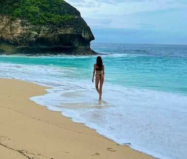 菜々緒、新年初投稿で “水着姿”公開「圧巻のスタイル」「足なっが」