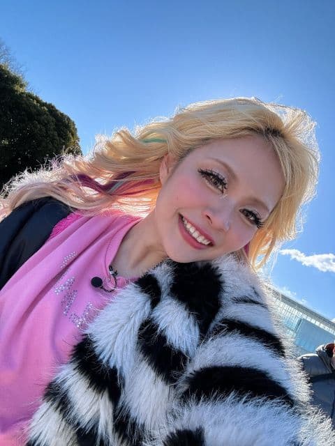 エルフ荒川、「衝撃的に最高の日に」と意気込み！青空バックの笑顔ショットに「可愛い」の声