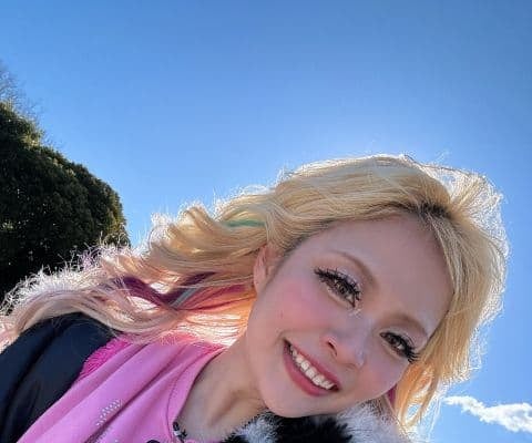 エルフ荒川、「衝撃的に最高の日に」と意気込み！青空バックの笑顔ショットに「可愛い」の声