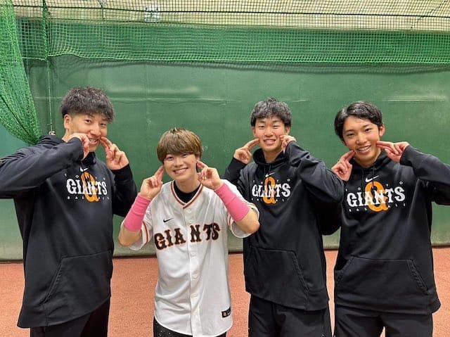 なにわ男子・大橋和也💚と巨人・大勢ら若手投手陣の「ちゅきちゅきポーズ」がかわいすぎる💗💗