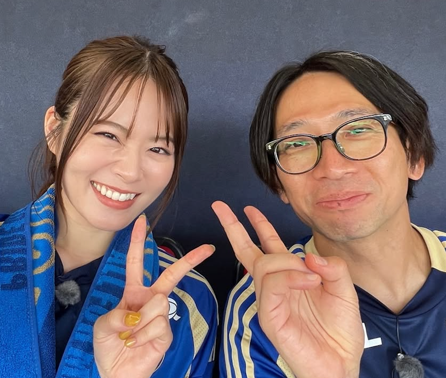 「2人ともユニフォームが似合ってる！」山崎怜奈、芸人〇〇と一緒に町田ゼルビアのキックインセレモニーに参加したことを報告