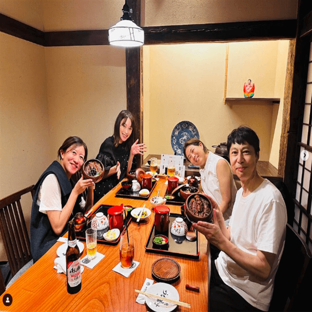 蛯原友里がトークショーを終え”ひつまぶし”を食す！遠目からもわかる美フォトを公開