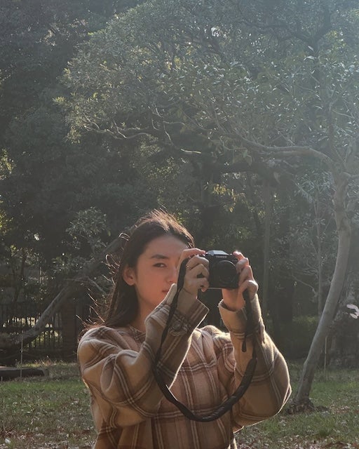 八木莉可子が「むむ」とカメラを構える投稿　ファンからは「何撮っているの」