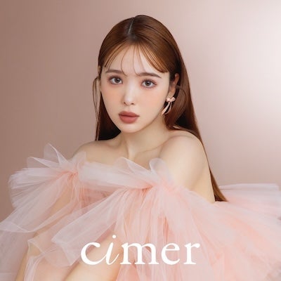 藤田ニコルが新しいリップを付けた可愛らしい写真をアップ