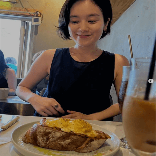 タレント・筧美和子が艶やかワンピース＆グルメフォトを公開！