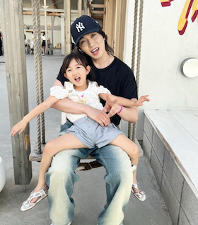 激レア!?登録者数177万人の超人気Youtuber 子供との2ショットを公開