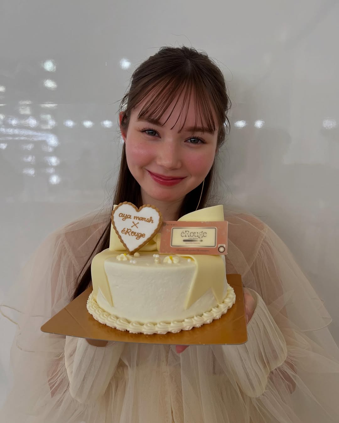 マーシュ彩、撮影オフショットを公開　ケーキを手にした姿が”可愛すぎる”と話題に