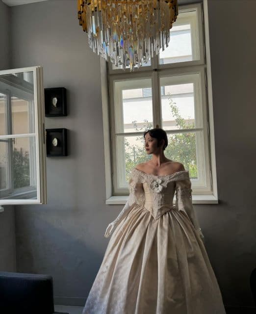 「プリンセスみたい」元 ℃-ute 鈴木愛理、運命のヴィンテージドレスを着用した姿が美しすぎると話題に！