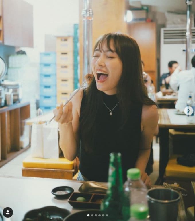 内田理央、韓国料理を前に笑顔を見せる「めっちゃ美味しかったから是非」