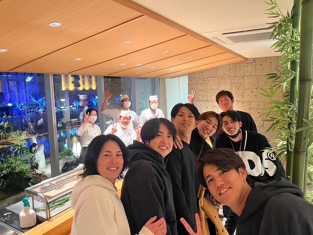 周東佑京 上林などチームを去る選手との写真を公開✨「最高のメンバーです😭♡」