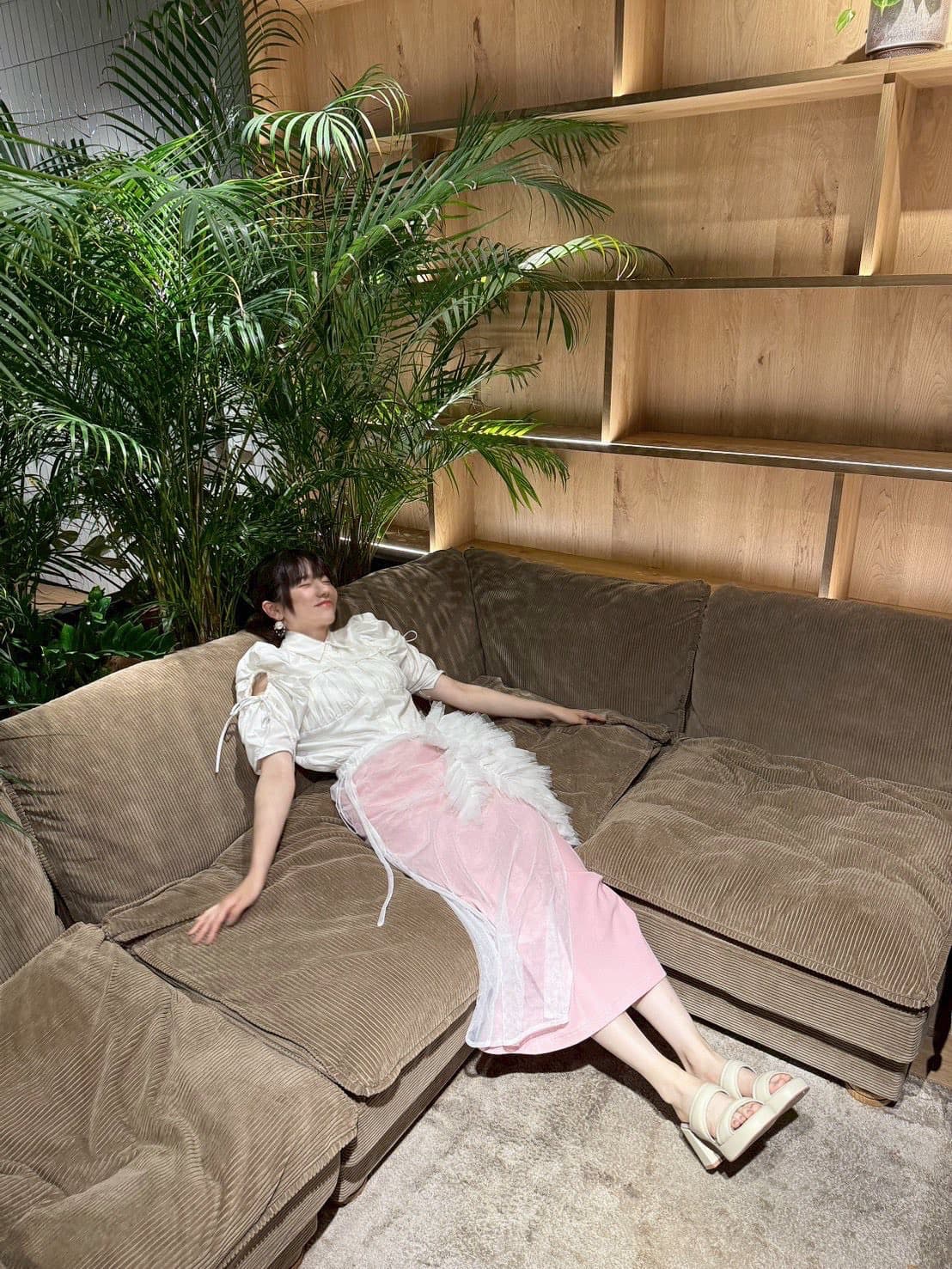 「取材の合間にひと休み」島崎遥香が“もしレン”現場ショットを投稿