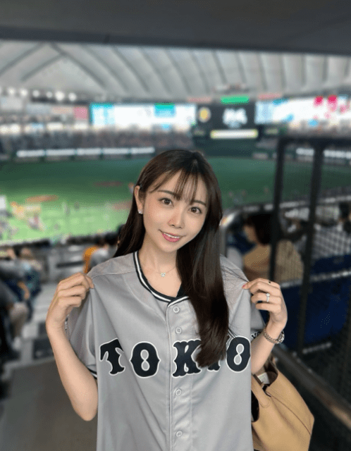 「久しぶりの野球観戦へ」辻満里奈アナ、可愛すぎるユニフォームショットにファンメロメロ⁉