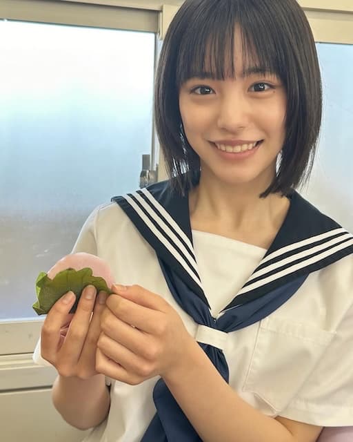 セーラーお似合いですね。」當真あみがセーラー服姿の写真とともに近況