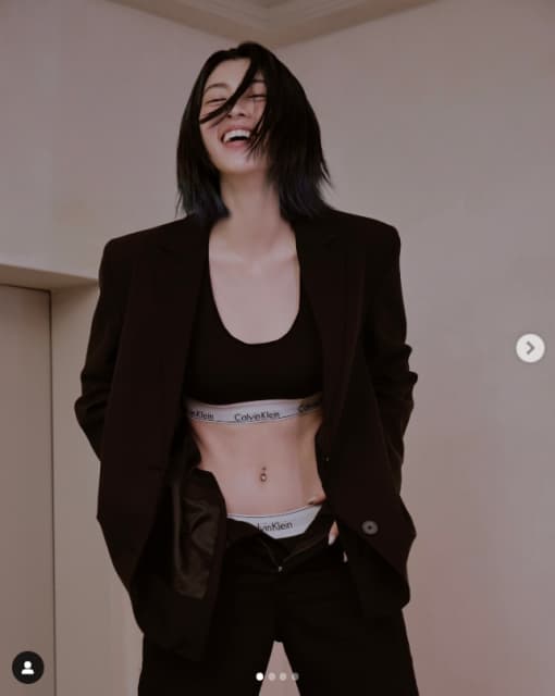 三吉彩花「ヘソ出し」カルバンクライン×ジャケットShotが美しすぎると話題に！