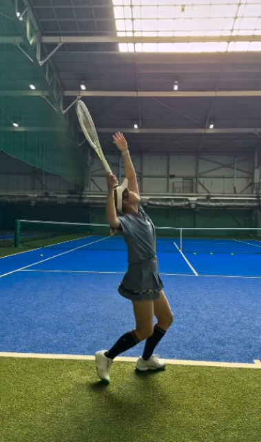 美しすぎるサーブに惚れ惚れ！元プロテニス美女 宇野真彩、最新テニスムービーでファン魅了！