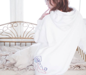 松井珠理奈、新作パーカーを紹介！「抱きしめたくなる後ろ姿」にファン興奮！