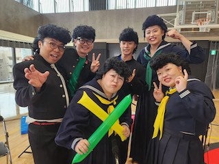 人気女性お笑いコンビのまさかの姿にいいね続々 セーラー服×リーゼント姿の最新ショット公開