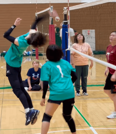 「背面アタック、何度見ても惚れ惚れします」美女スポーツモデル、バレーボールマッチで魅せた”アタック・ムービー”にファン大白熱！