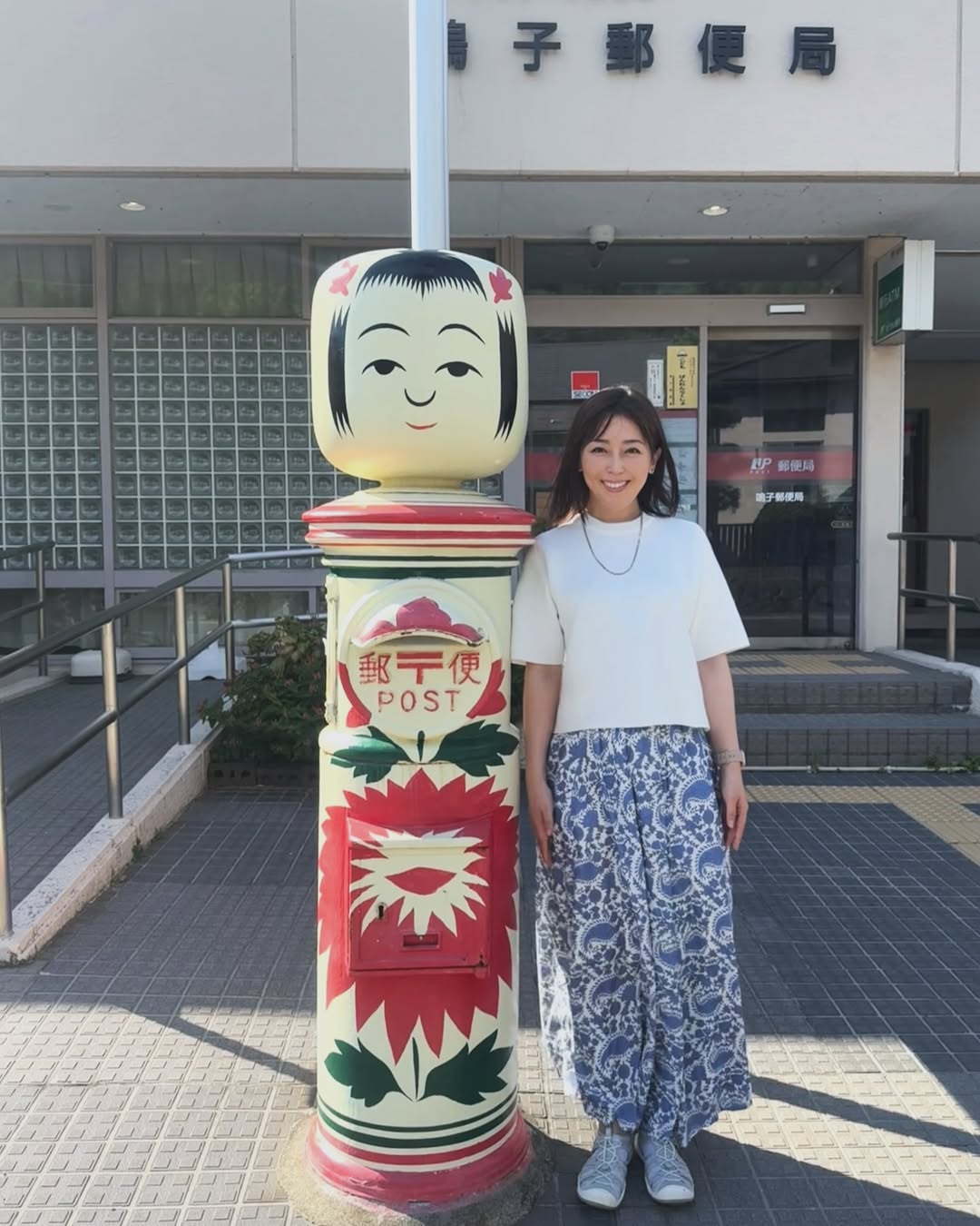 女優兼タレント・伊藤えみ、鳴子の郵便局にある〇〇〇の形をしたポストとおすましツーショット！