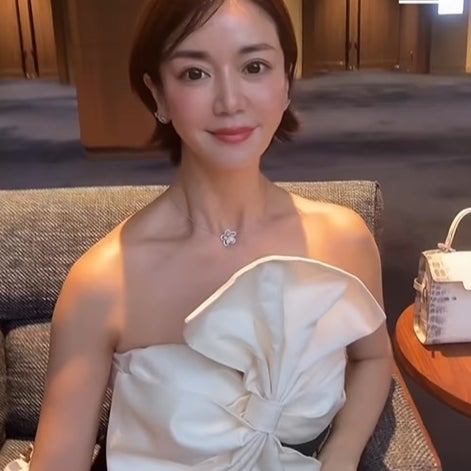 「奇跡の50歳」と呼ばれる美魔女モデルが美背中オープンのドレス姿を披露「お美しすぎる」とファン悶絶