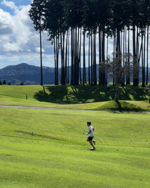 人気芸人が炎天下のゴルフ場を駆け抜ける！？「カートのスピードより速いから」