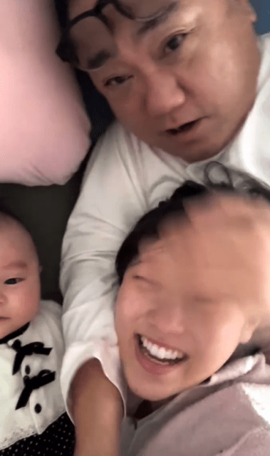 「新年早々にこちゃんを取り合う2人」西野未姫の