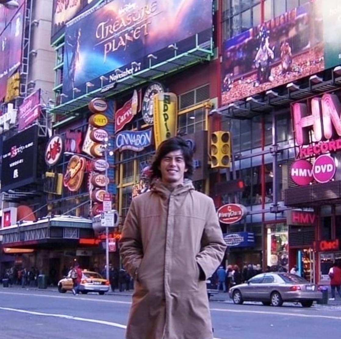 あの超人気俳優が若かりし頃の写真を投稿「変わらずカッコいい」