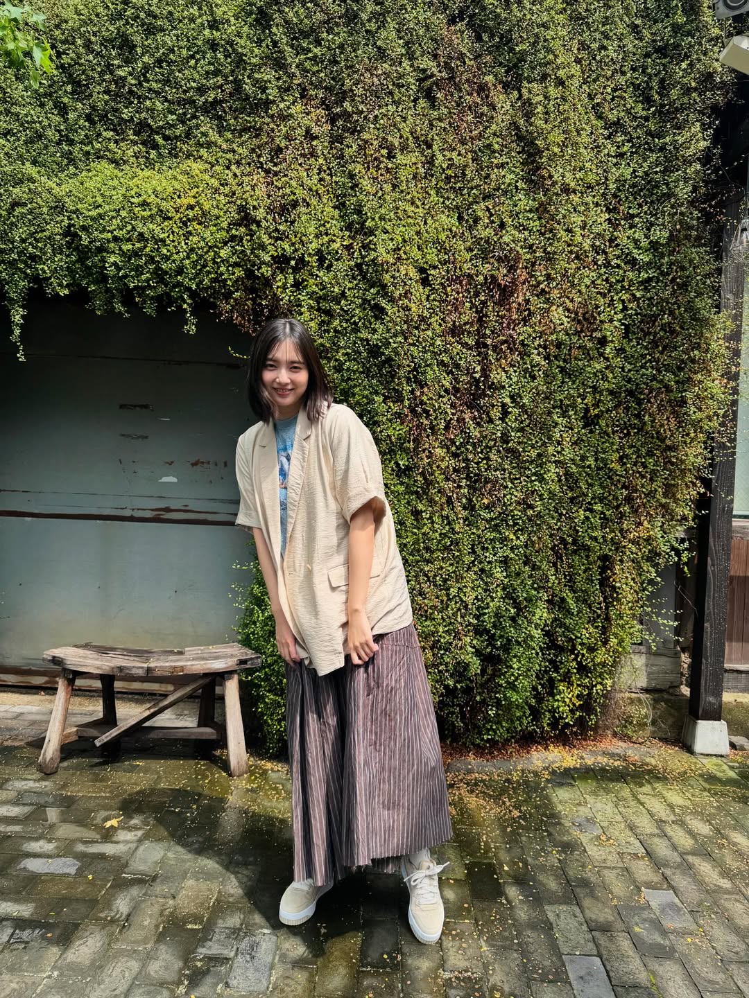 「「金バク！」 ありがとうございました！」女優・新川優愛、生い茂る緑をバックに自撮りを公開！