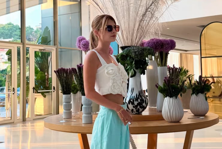 涼感あふれる装い、マギーが魅せた夏色コーデに視線集中