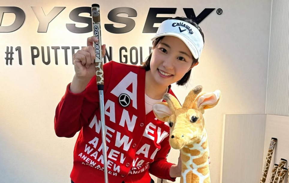 三浦桃香、“キリン”柄ネックのパター披露で可愛い雰囲気に