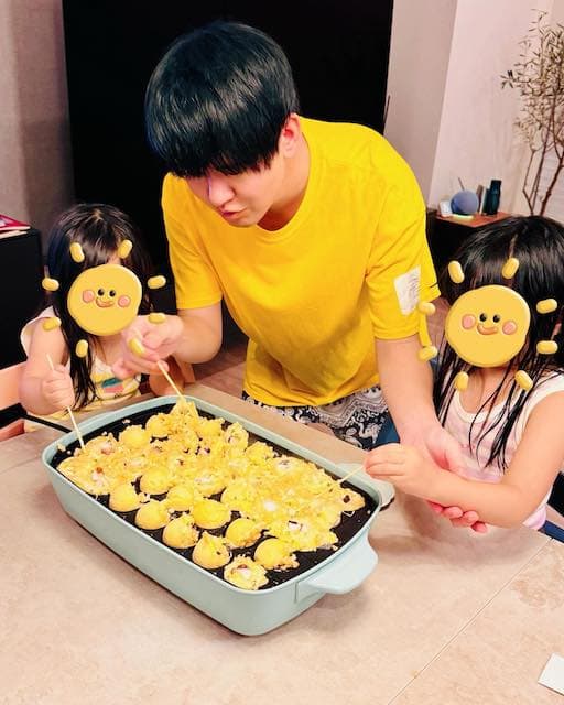 「今夜はたこ焼きよ〜🐙」大人気声優が家族との仲良しショットを公開し話題に