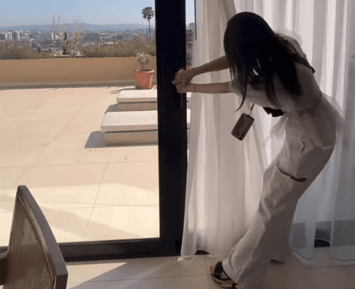 「なんでこんな可愛いの信じられない」人気モデル、ホテルの窓開けムービーが誉れ高いと話題に「窓と戦っている動画癒される」