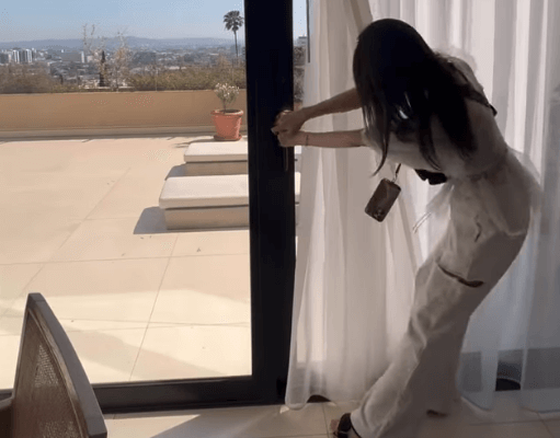 「なんでこんな可愛いの信じられない」人気モデル、ホテルの窓開けムービーが誉れ高いと話題に「窓と戦っている動画癒される」