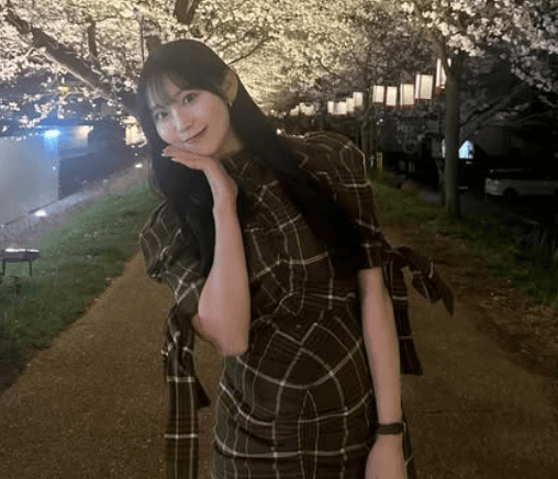 「はぁ〜〜無理大好きすぎて…」美女アナウンサー、夜桜をバックに”女子アナコーデ”を公開！言葉にできない美しさだと話題に「美しいです」