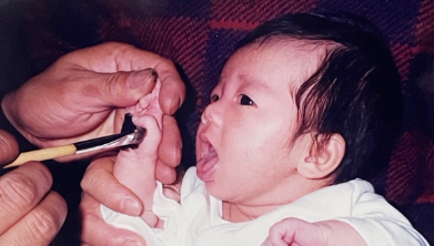 「この頃から可愛すぎる…！」川口葵、赤ちゃん時代の“お口あーん”ショットが話題に！