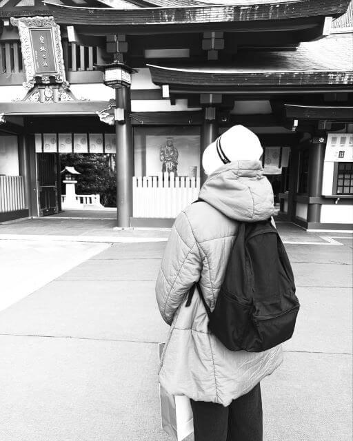 この後ろ姿に隠されたストーリーは？真木よう子、神社での一枚。