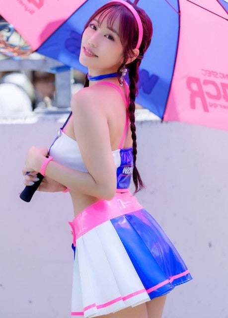 猛暑の富士で際立つ抜群スタイル！レースクイーン・霧島聖子がレース報告、感謝の笑顔にファン歓喜