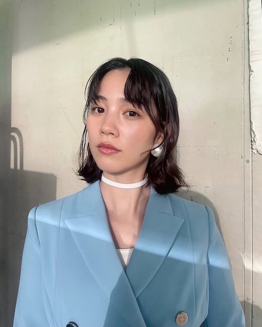 俳優・のん、ブルーの衣装オフショットを公開！