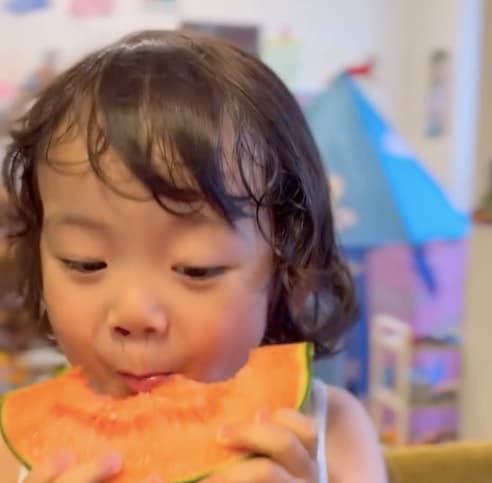 「目指せ志村さん！」岡田義徳が家族でスイカを堪能するショットにファンほっこり