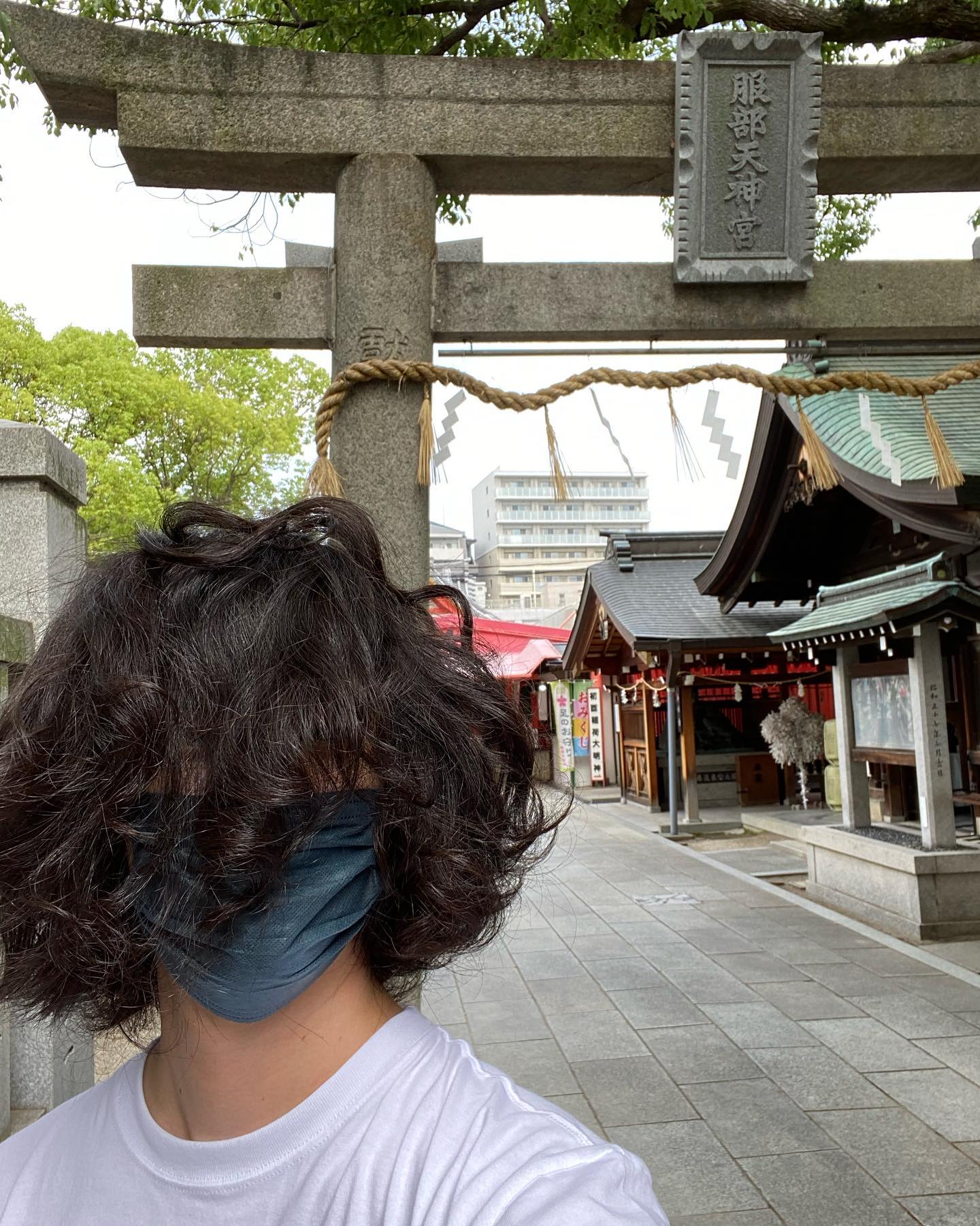 粗品さんが「今日の寝癖」のまま神社へ😂天心 vs. 武尊の結果を“絵馬に”予言❗️